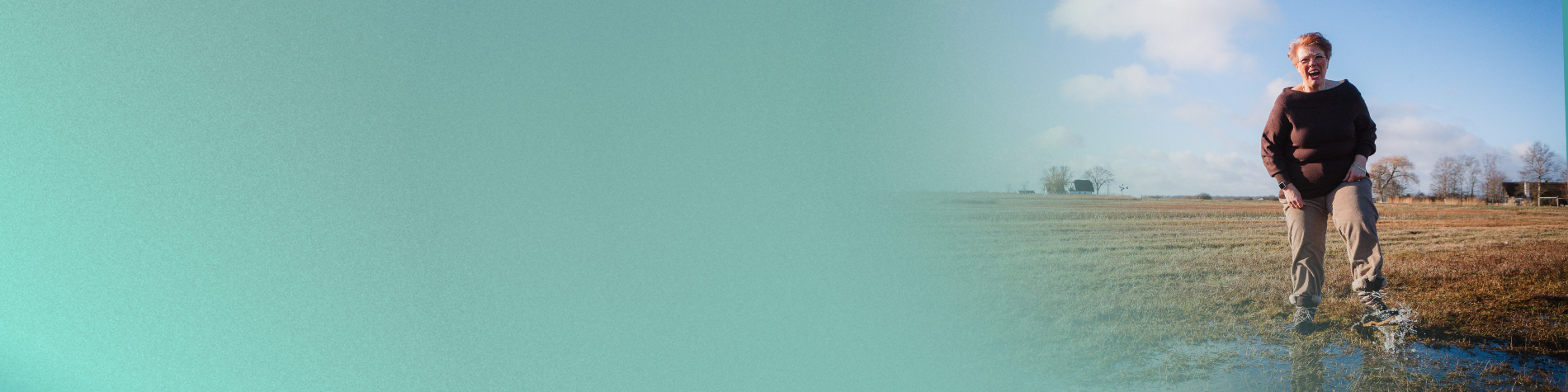 Marjolein Thoma met de schoenen in de klei