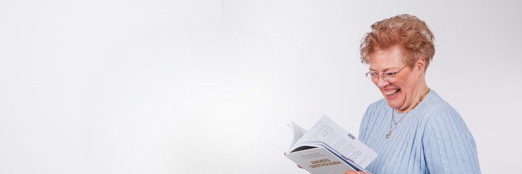 Marjolein THoma leest een boek en lacht