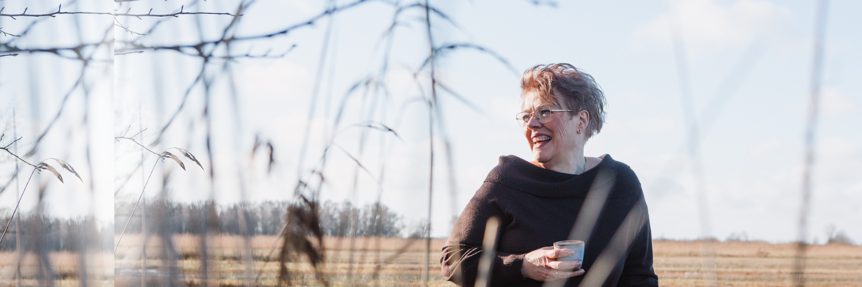 Marjolein Thoma met koffie in de natuur